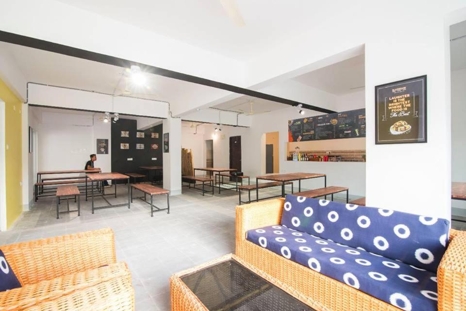 Buzz Quarter Hotel Hyderabad Exterior foto